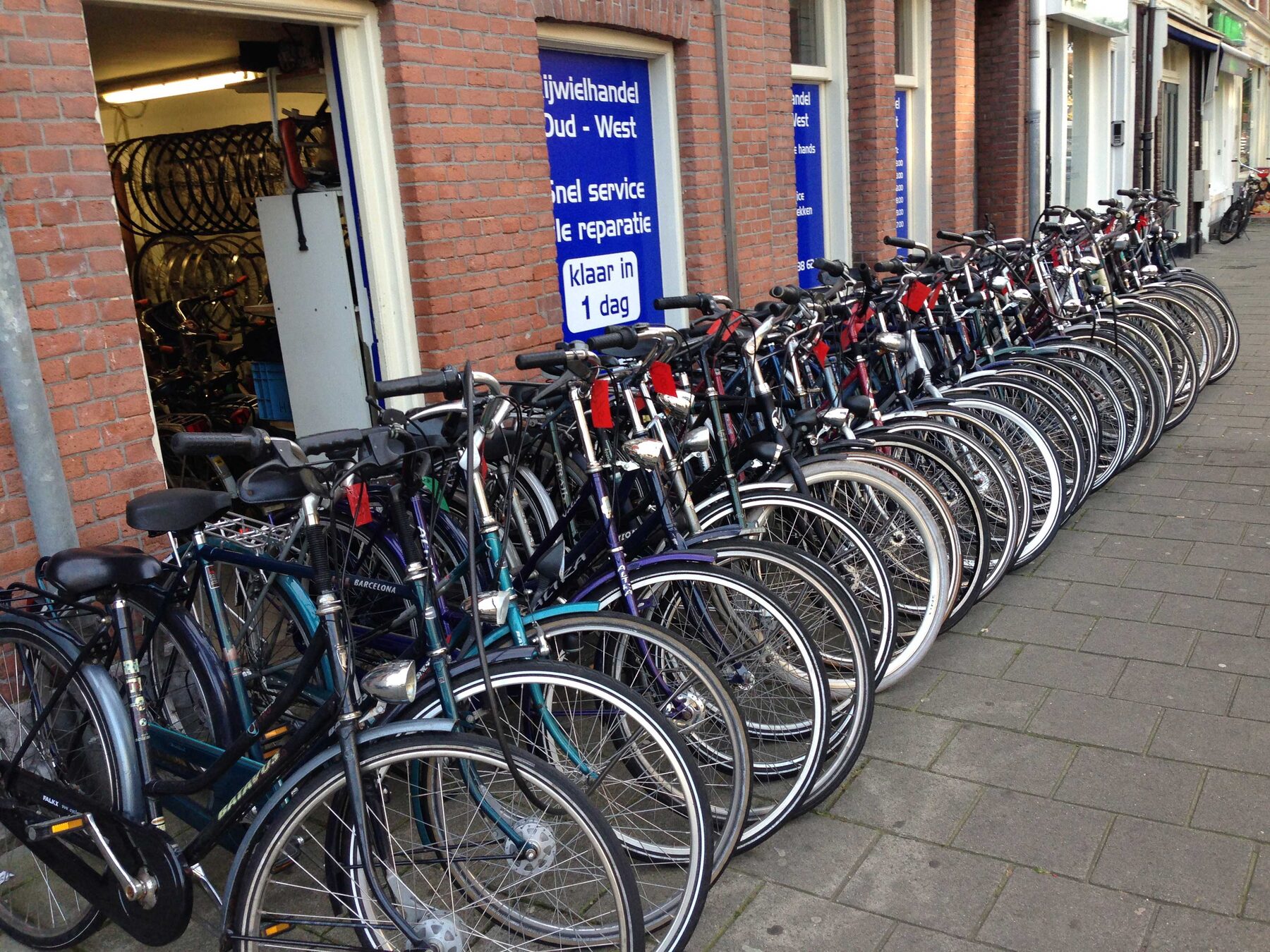 Lange rij fietsen voor de winkel in de Frederik Hendrikstraat