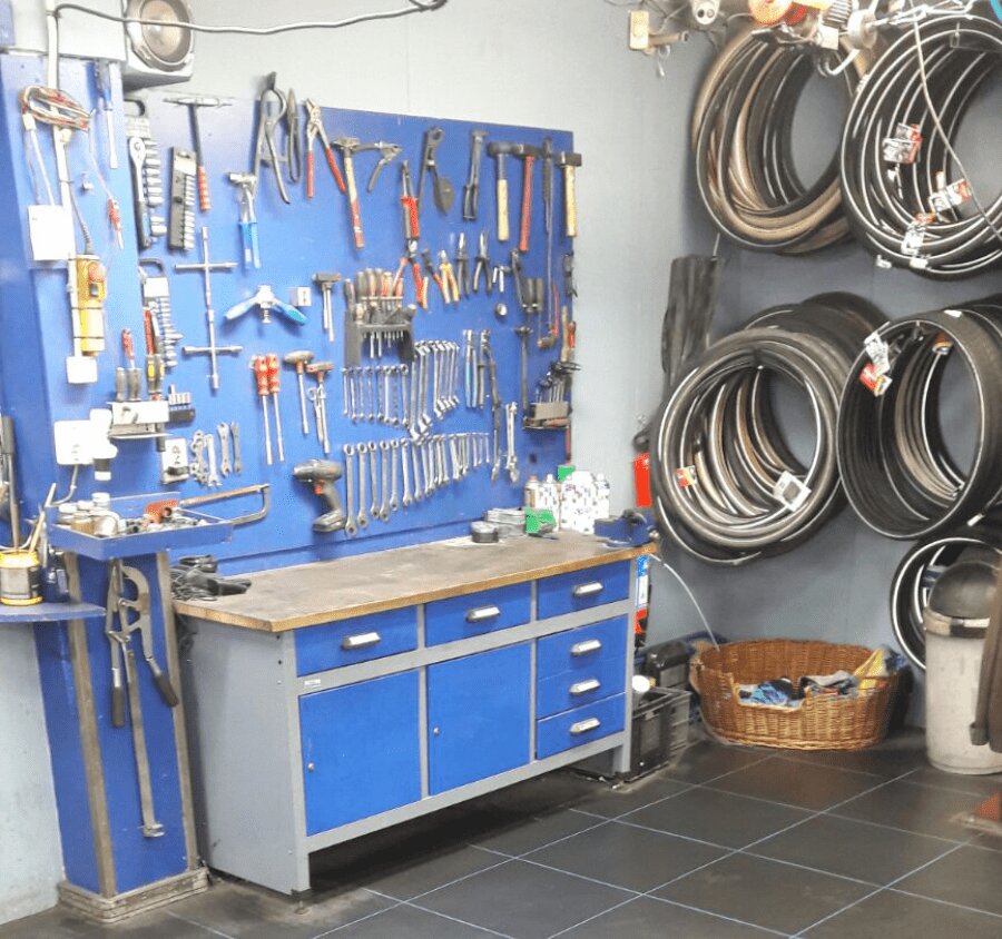 De werkplaats met gereedschapswand en binnenbanden