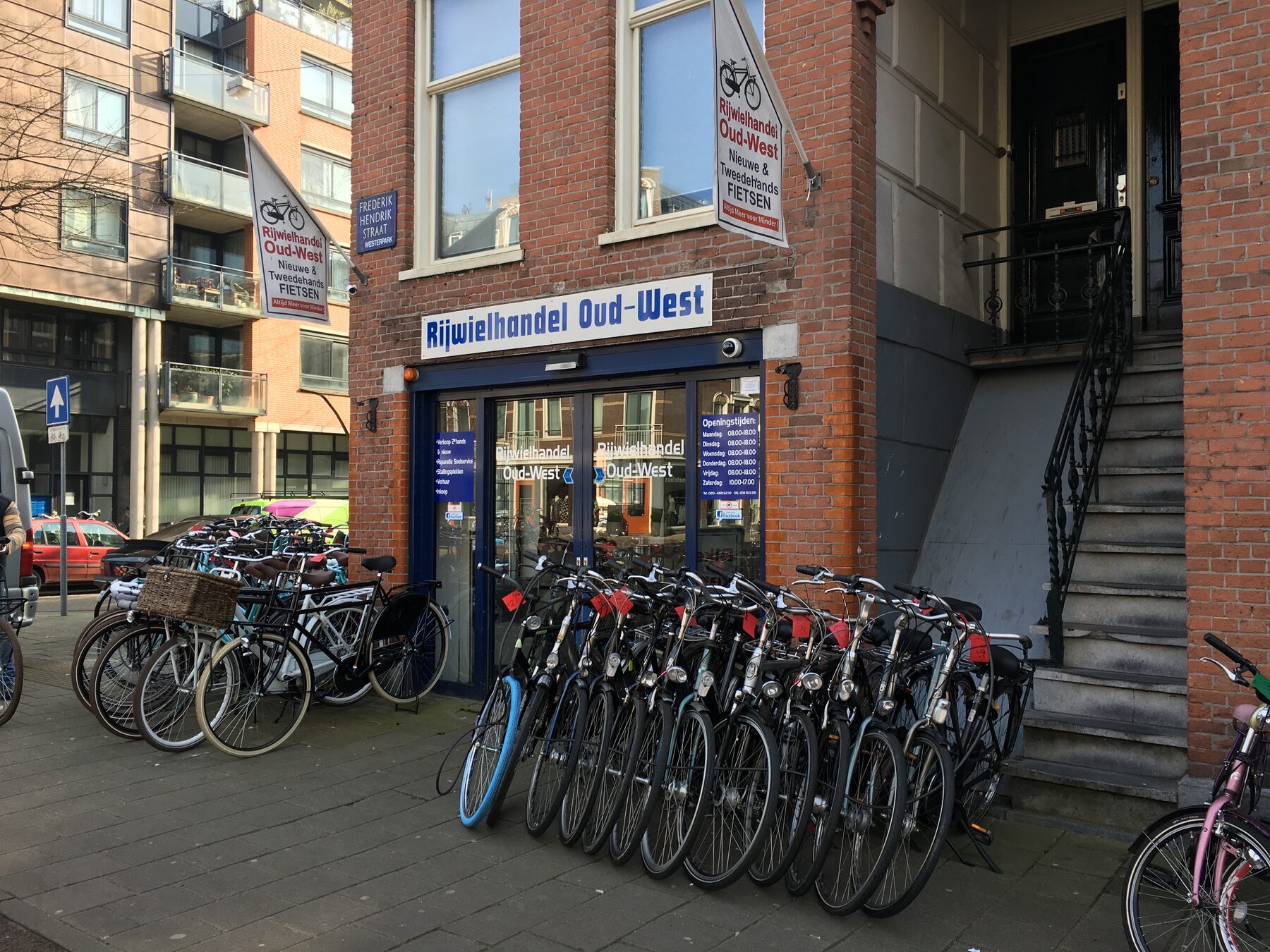 Gevel van Rijwielhandel Oud-West met fietsen op de stoep